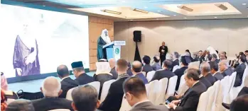  ??  ?? MWL Secretary-General Mohammed Al-Issa speaks at the second Forum of the Heads of Islamic Cultural Centers and Associatio­ns outside the Islamic world in Singapore on Saturday. (SPA)