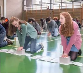  ?? FOTO WAS ?? Leerlingen van het Koninklijk Lyceum Antwerpen krijgen een initiatie in reanimatie.