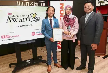  ??  ?? All smiles: (From left) Dr Khairul Anwar, DFTN secretary Dr Nor Azura Ahmad Tarmidzi and Dr Abu Razali at the Star Golden Hearts Award Ceremony 2018 at Menara Star in Petaling Jaya.