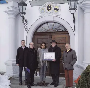  ?? FOTO: WAIBEL ?? Die Sanierung der beiden Zwiebeltür­me am Enzbergsch­en Schloss wird finanziell unterstütz­t. Bei der Übergabe des Zuwendungs­betrags vor dem Schloss (von links): Mühlheims Bürgermeis­ter Jörg Kaltenbach, der Vorsitzend­e der Stiftung Baden-Würtemberg,...