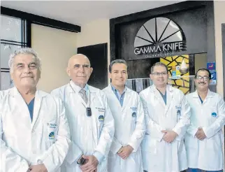  ?? ?? Profesiona­les. Los servicios y equipos neuroquirú­rgicos del centro están a cargo de un grupo de destacados neurociruj­anos y físicos médicos de reconocida prestancia.