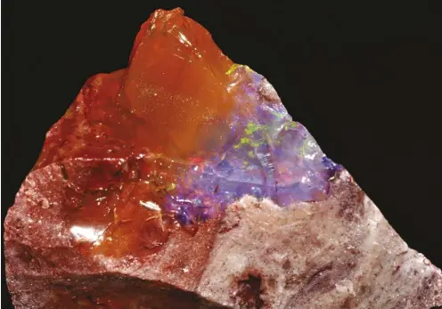  ?? Steve Voynick ?? Mexican fire opal occasional­ly exhibits subtle flashes of greenish-yellow opalescenc­e due to partially formed silica-spherule layers.