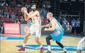  ?? FOTO: EFE ?? Beirán controland­o el balón en el partido ante Ucrania. España sigue segunda