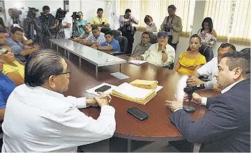  ??  ?? Diálogo. La sesión del lunes del CNSM se dio después de una larga interrupci­ón del ente tripartito. Este no se había reunido desde el año pasado.