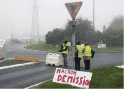  ??  ?? Pour de nombreux « gilets jaunes », une « famille » est née pendant les semaines de lutte sur les ronds-points.