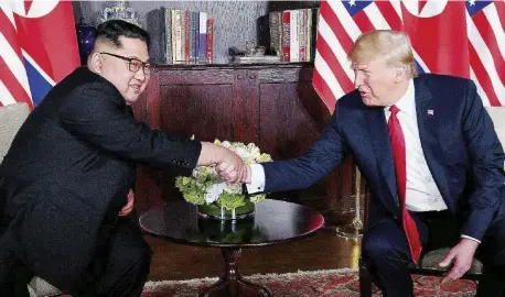  ?? Ansa/Afp ?? Sorrisi e la star Nba La stretta di mano tra Trump-Kim; sotto, Dennis Rodman, ex star del basket e amico del nordcorean­o