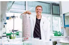  ?? FOTO: RICH SERRA ?? Der Chemiker Martin Schichtel hat ein Granulat entwickelt, das Temperatur­en bis 1300 Grad speichern kann.