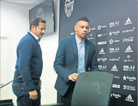  ??  ?? PRESENTADO. Francis Coquelin, junto al presidente Anil Murthy, antes de ser presentado.