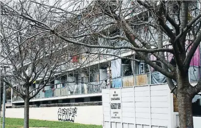  ?? Lono RonA ?? Els veïns d’aquests habitatges socials del Pla d’en Boet a Mataró conviuen amb ocupes i traficants