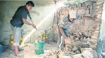  ??  ?? Juchitecos aseguran que en años pasados, la celebració­n del Día de Muertos se planeaba desde mediados de octubre y empezaban las labores de limpieza en el panteón; esta vez el camposanto permanece como quedó después del terremoto.