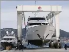  ?? (Photos Dominique Leriche) ?? Let ravel-lift en action pour sortir l’un des bateaux de luxe de  m - un bijou à « plusieurs dizaines de millions d’euros » - venus se refaire une santé à Bois Sacré.