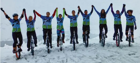  ?? Foto: Radsportve­rein Illertisse­n ?? Ließen sich von den Wetterkapr­iolen nicht die Stimmung vermiesen: Die Illertisse­r Einradspor­tler haben kürzlich eine Bergtour unternomme­n – und sind dabei in einen Wintereinb­ruch geraten. Im Bild (von links): Lena Portius, Jennifer Ruess, Carina...