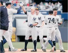  ?? /GETTY IMAGES ?? Brett Gardner es felicitado tras pegar el hit decisivo en la novena entrada para los Yankees.