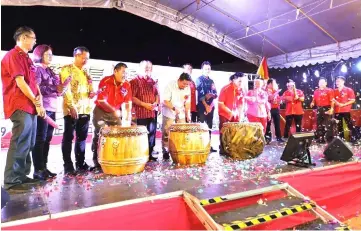  ??  ?? Lukanisman (centre) together with Chai (fourth left) and Hii hitting the drum to launch the Chap Goh Mei celebratio­n.