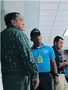  ?? FOTO: ESTALIN IRÍAS ?? El hombre de la tercera edad fue detenido en el aeropuerto Toncontín por agentes de la Policía Internacio­nal (Interpol).