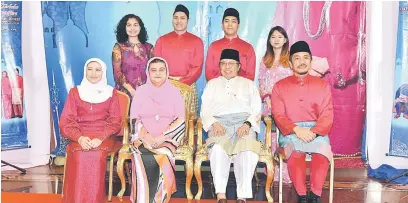  ??  ?? RAKAM KENANGAN: Nancy bersama keluarga merakam kenangan raya bersama Abang Johari dan Juma’ani.