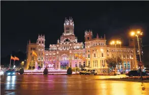  ??  ?? © J. P. GANDUL/EPA Espanha, em locais como a Praça de Cibeles em Madrid, domina as compras