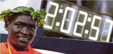  ?? REUTERS
PIC ?? Dennis Kimetto poses next to the clock displaying his world record time achieved at the Berlin marathon in 2014.