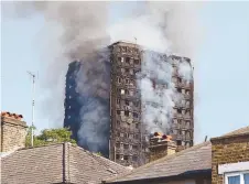  ??  ?? Impactante. El edificio quedó hecho trizas luego del incendio en la torre Grenfell en North Kensington, en Londres.