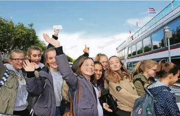  ?? FOTO. A. SCHOMAKER-HUETT ?? Die Schulgemei­nde des erzbischöf­lichen Gymnasiums kehrte an Bord der „Rheinenerg­ie“von ihrem Ausflug aus Köln zurück. Die Fahrt ist Teil der Feiern zum 160-jährigen Bestehen der Schule.