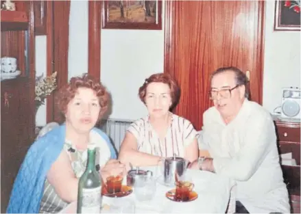  ?? ?? Dolores junto a su hermano Domingo y su cuñada, también niña emigrada a Rusia.