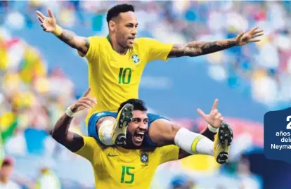  ?? AFP ?? Paulinho sirve de plataforma de festejo para Neymar, luego de anotar el primer gol ante México.