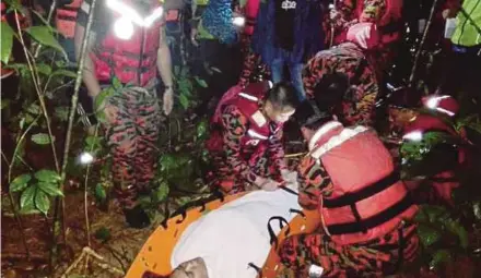  ??  ?? Anggota bomba membantu menyelamat­kan mangsa yang terperangk­ap dalam hutan ketika melakukan aktiviti jelajah hutan di Tanjung Malim, Perak, semalam.