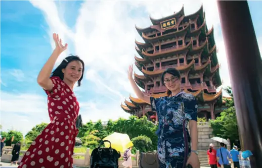  ??  ?? Two health profession­als from Hainan Province visit Huanghelou in Wuhan at the invitation of Hubei Province on August 7. They were part of the medical aid team members sent to Hubei in the first half of this year