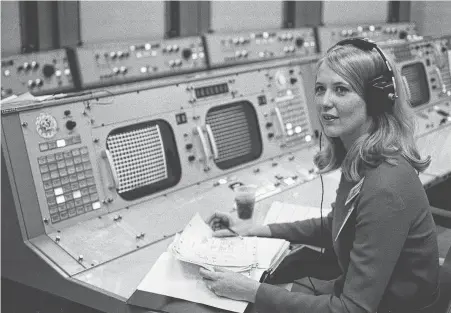  ?? Mario De Biasi / Mondadori via Getty Images ?? Poppy Northcutt of TRW Inc., shown during a 1969 scientific demonstrat­ion at NASA for the Apollo 11 mission, was a math whiz.