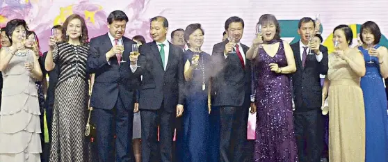  ??  ?? (From left) Desiree Lim, Rita Lim and husband, Sterling Paper Group of Companies chairman Henry Lim Bon Liong, Expression­s Stationery Shop Inc. president Joseph Lim Bon Huan and wife Janie Lim, Sterling Paper Group of Companies president Gerry Lim Bon...