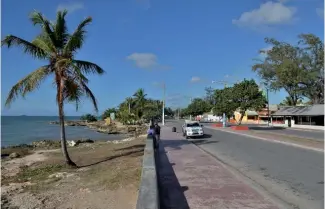  ??  ?? El malecón de San Pedro de Macorís es uno de los puntos de esparcimie­ntos más activos.