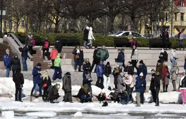  ?? Foto: lehtikuva/Jussi Nukari ?? En sälunge ledde till stor uppståndel­se i Brunnspark­en i Helsingfor­s. En del människor gick alldeles för nära ungen.