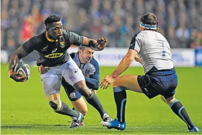  ?? AFP/Andy Picture: BUCHANAN ?? DRAMATIC VICTORY: Springboks’ flanker Siya Kolisi, left, is tackled by Scotland's scrumhalf Greig Laidlaw, centre, and Scotland's flanker Hamish Watson.