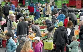  ?? MONIQUE FORD/STUFF ?? The Riverbank Market attracts 10,000 visitors on a Saturday – 90 per cent of whom say it is part of their regular food shopping.