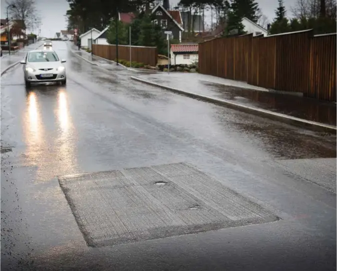  ?? REFVEM ?? I januar ble bussputene fjernet og lagt på igjen i Gamleveien. Nå må gangfelten­e også fjernes eller nedjustere­s. Til slutt skal bussene «endelig» kjøre gjennom.