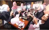  ?? DIKA KAWENGIAN/JAWA POS ?? RAWAT KULIT: Peserta mengikuti kegiatan beauty class dalam Inspirasi Cantik Muslimah Zaman Now kemarin.