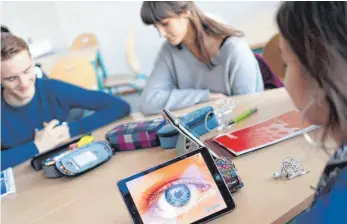  ?? FOTO: DPA ?? Durch die Änderung will der Bund den Ländern fünf Milliarden Euro für die Digitalisi­erung der Schulen geben – doch der Streit um die Grundgeset­zänderung überlagert das Thema.