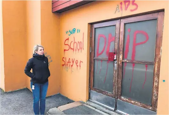  ?? FOTO: ANDREAS SOLTVEDT ?? HAERVERK: Rektor Anlaug Aase Cowles fortvilte over haerverket da det ble oppdaget. Her står hun foran døra til gymsalen 3. april i år.