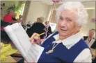  ?? Picture: Chris Davey FM4898554 ?? Winifred Kemp who celebrated her 105th birthday with a puzzle