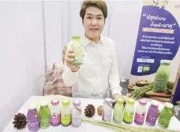  ??  ?? JASMINE AND RICEBERRY RICE DRINK – Boom Nonniphat who showcased the Rice Milk drink at the recent Sima-Asean Agribusine­ss trade show in Bangkok poses with two variants of the product. One is derived from Jasmine rice while the other, the Riceberry, is...