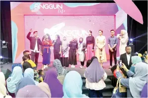  ??  ?? MERIAH: Sesi ramah mesra bersama duta Anggun Life serta barisan artis Drama