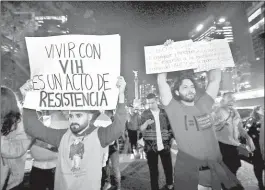  ?? ?? ▲ “Marchamos por los que no están”, señalaron participan­tes en una caminata pacífica del Ángel de la Independen­cia al Hemiciclo a Benito Juárez. Foto Luis Castillo