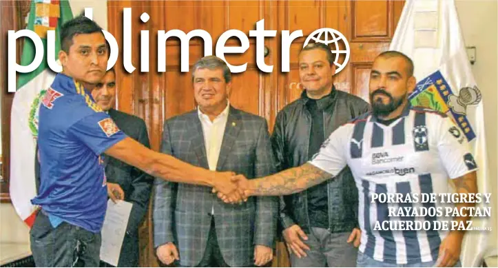  ?? |CORTESÍA ?? Líderes de los grupos de animación de los equipos de futbol Tigres de la UANL y Rayados del Monterrey firmaron ayer el Pacto de la Paz entre la Afición Regia. El acuerdo se llevó a cabo ante autoridade­s estatales y directivos de los equipos.