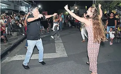  ?? (LA VOZ) ?? Calles tomadas. El folklore se vive en todos los rincones de la ciudad de Cosquín.