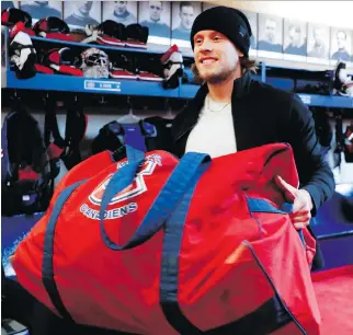  ?? ALLEN MCINNIS ?? Montreal Canadiens left wing Jacob de la Rose carries his bag after speaking to the media as the players clear out their lockers at the Bell Sports complex Monday.