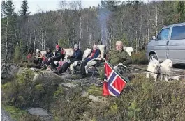  ??  ?? HEIAGJENG: Flere steder langs løypa hadde publikum rigget seg for å heie frem løperne som kom forbi.