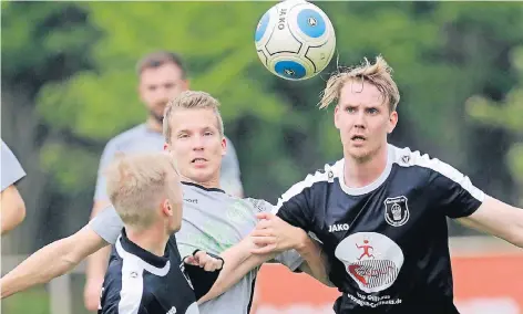  ?? FOTO: LINDEKAMP ?? Tino Giesen (re.) und der VfB Rheingold benötigen einen Sieg. Doch selbst dann ist der Klassenerh­alt noch nicht endgültig gesichert.