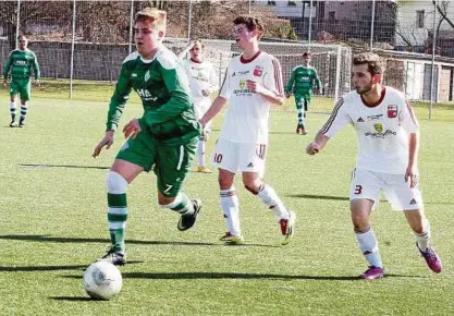  ??  ?? Die erste halbe Stunde auf dem Kunstrasen­platz im Aue-stadion gehörte Hans-richard Büchner (in Grün) und seinen Schönstedt­ern. Dann besannen sich die Mühlhäuser um Paul Breitenste­in (rechts) aber ihrer Tugenden. Foto: Claudia Bachmann