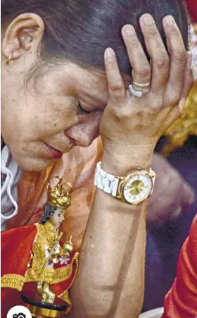  ?? PHOTO BY ALLAN CUIZON ?? DEVOTION. A devotee was overcome with emotion during the Walk with Jesus last Thursday, Jan. 10.