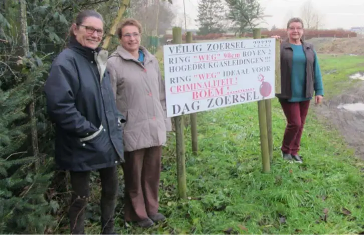  ?? FOTO JAN VORSSELMAN­S ?? Jeanine Joris (rechts), Karen Vermuyten (midden) en Marianne Van Gelder bij het protestbor­d dat ze vlak naast het tracé van de toekomstig­e ringweg plaatsten.